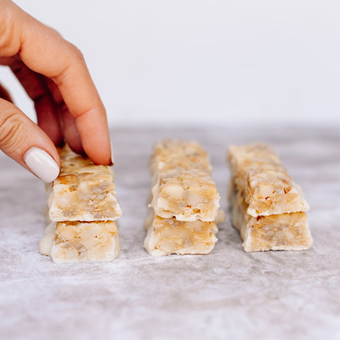 Coconut White Chocolate Macadamia Nut Snack Bar (12 Bars)